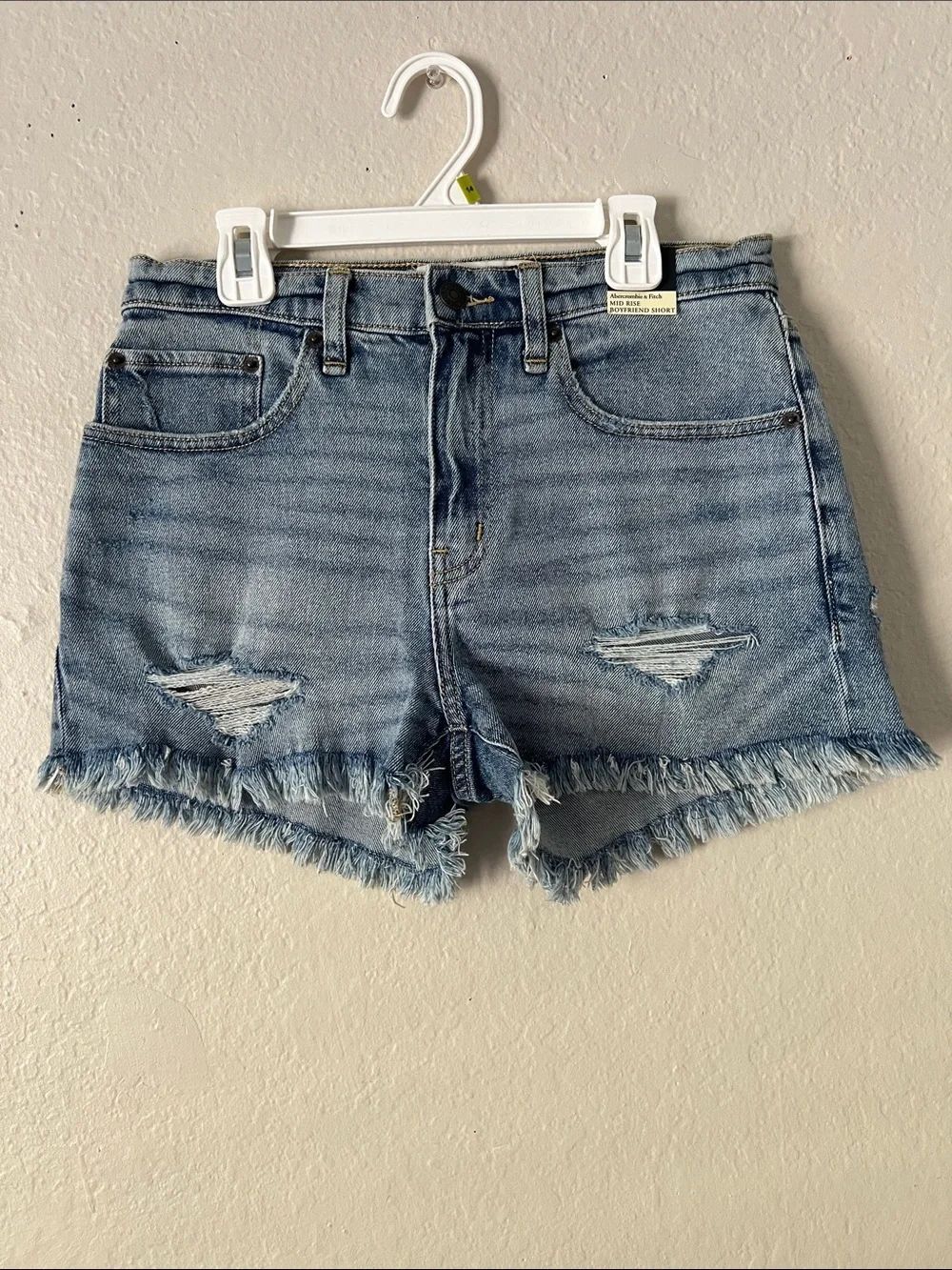 NWT ABERCROMBIE & FITCH Mid-Rise Boyfriend Short Distressed Raw Hem 26/2R